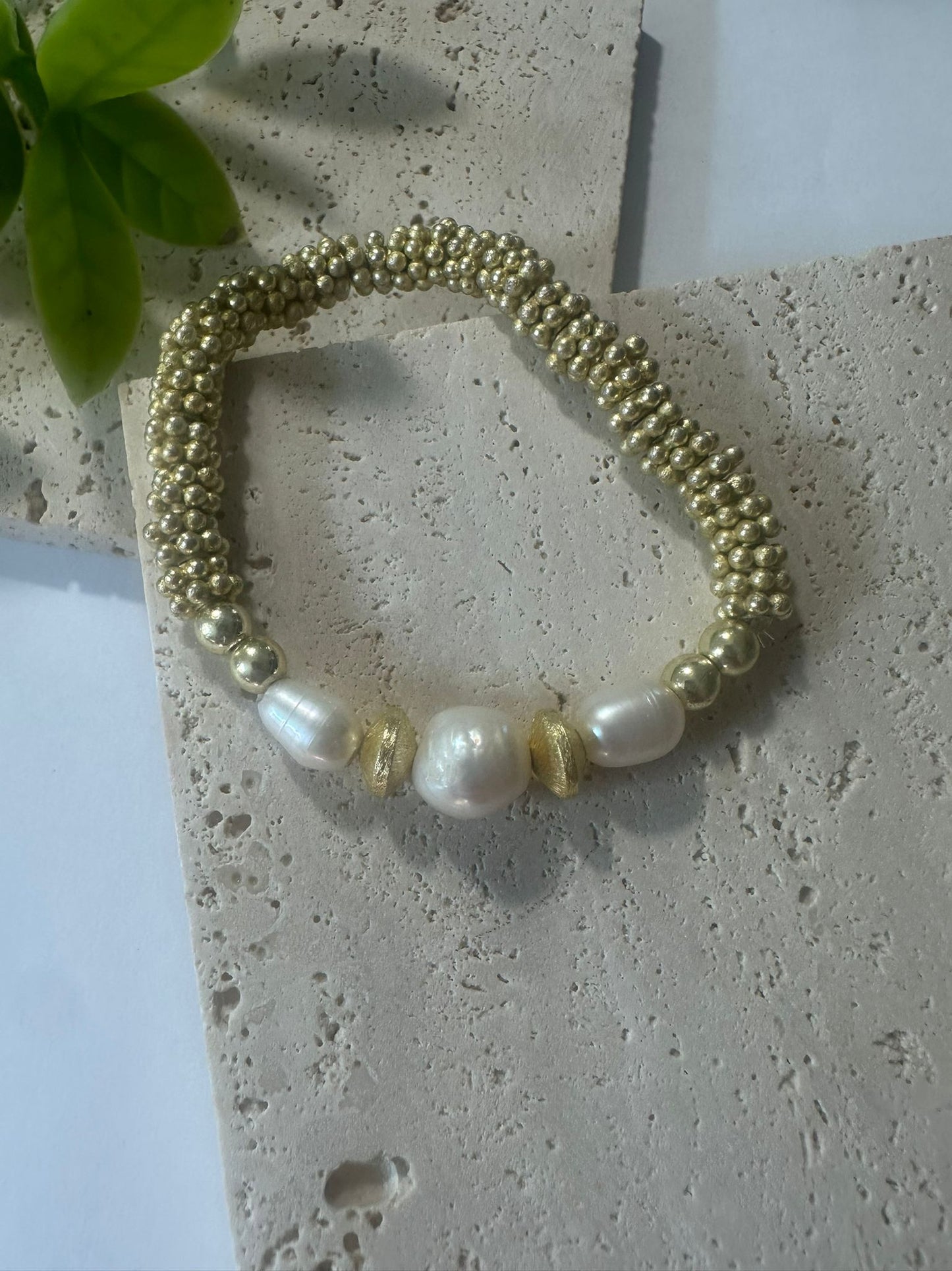 Pulsera Perlas Doradas